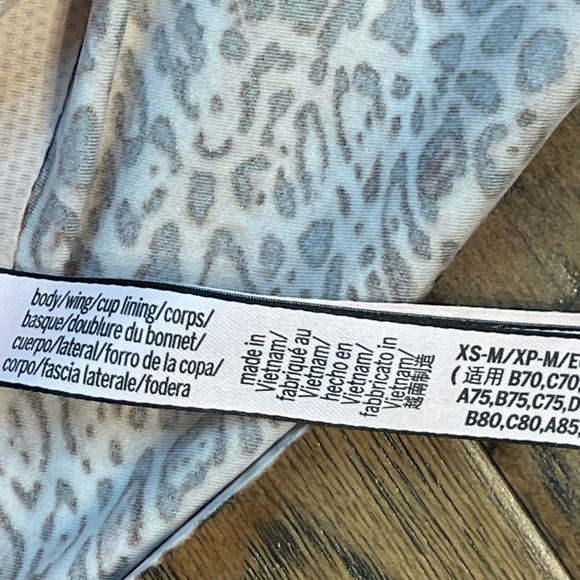 Victoria Secret Seamless Sport Bra Leopard Size XS-M - Picture 6 of 8